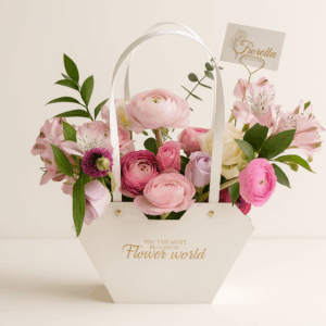 Encanto Pastel – Arreglo floral en tonos pastel dentro de bolso blanco.