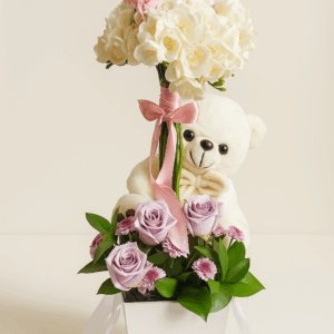 Dulzura Infinita – Arreglo floral pastel con peluche blanco.