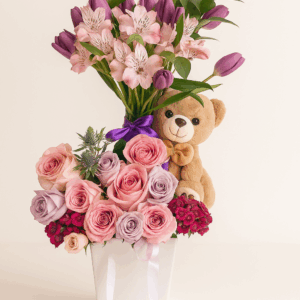 Amor de Ensueño Fioretta – Arreglo con rosas pastel, tulipanes morados y osito.