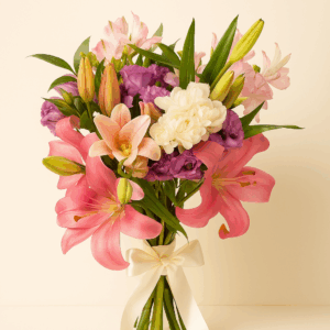 Ramo Aurora Rosada – Ramo elegante con lilis rosadas y flores mixtas.