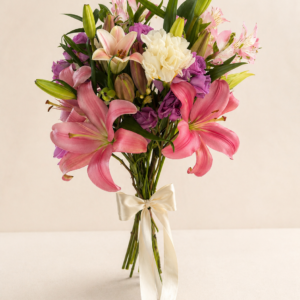 Ramo de lirios mix con flores complementarias en tonos suaves