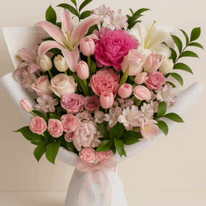 Ramo Rosa de Ensueño Fioretta con peonías, tulipanes, lirios y rosas pastel en estilo de lujo.