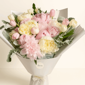 Ramo Éclat Fioretta con peonías, tulipanes y flores pastel en tonos suaves, estilo europeo