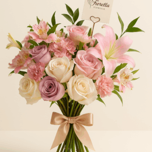 Ramo Sueño Rosé Fioretta con rosas marfil, lirios rosados y flores pastel, estilo elegante Fioretta.
