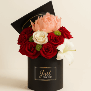 Triunfo Fioretta box floral de graduación con rosas rojas, peonía coral y lirio blanco