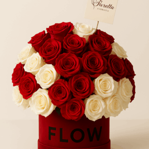 Amor Frost Fioretta – Canasto floral en tonos fríos con rosas lilas y anémonas.