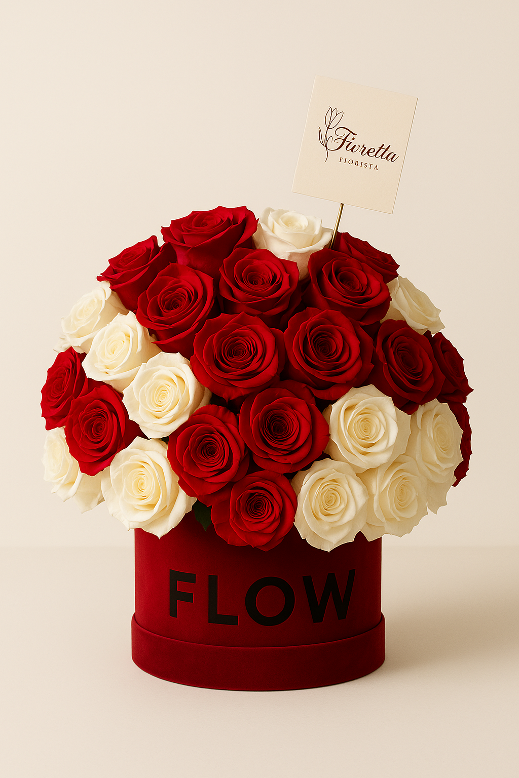 Amor Frost Fioretta – Canasto floral en tonos fríos con rosas lilas y anémonas.