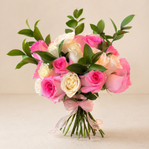Ramo de 25 rosas rosadas y blancas con follaje en estilo floral elegante