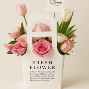 Arreglo floral Dulce Matinée Fioretta con tulipanes y rosas rosadas en bolsa blanca, diseño elegante y moderno.