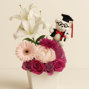 Orgullo Fioretta – box floral de graduación con rosas, peonía y lirios blancos