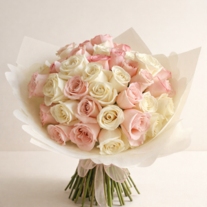 Ramo Rose Clásico Fioretta con rosas rosadas y blancas, arreglo floral elegante y romántico