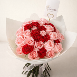 Ramo Pasión Rosé Fioretta con rosas rosadas y claveles rojos, arreglo floral romántico y elegante