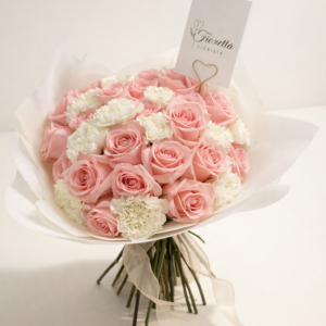 Ramo Rosé y Ivory Fioretta con rosas rosadas y blancas, arreglo floral elegante y romántico