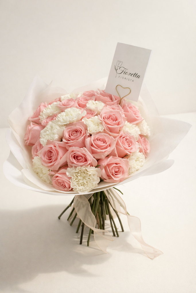 Ramo Rosé y Ivory Fioretta con rosas rosadas y blancas, arreglo floral elegante y romántico