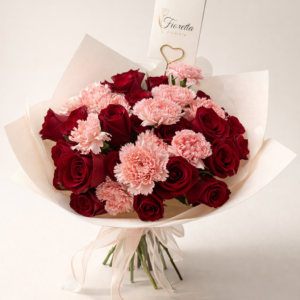 Ramo Rouge Rosé Fioretta con rosas rojas y claveles rosados, arreglo floral elegante y romántico