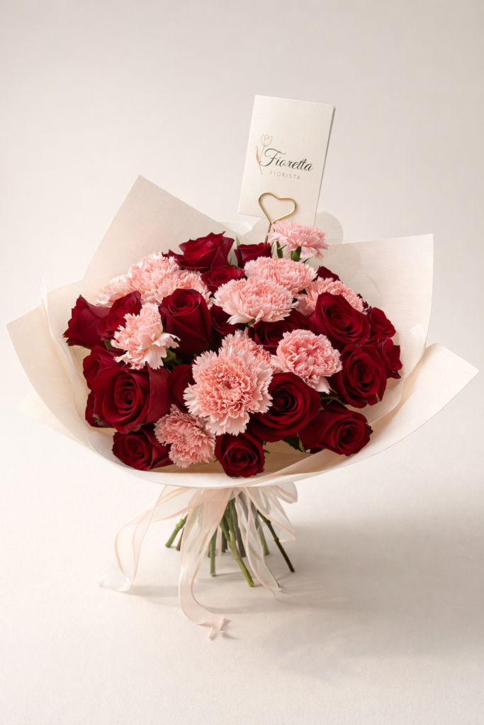 Ramo Rouge Rosé Fioretta con rosas rojas y claveles rosados, arreglo floral elegante y romántico