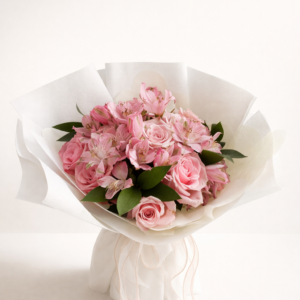 Ramo Dulce Encuentro Fioretta con rosas rosadas y alstroemerias, arreglo floral romántico y elegante