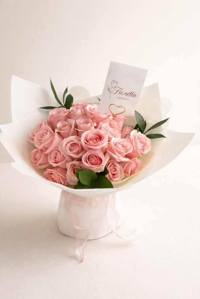 Ramo Rosé Suave Fioretta con rosas rosadas, arreglo floral delicado y elegante