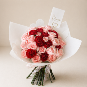 Ramo de 24 rosas rosadas con claveles rojos en envoltorio elegante estilo premium