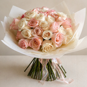 Ramo de 50 rosas rosadas y blancas en envoltorio elegante estilo premium