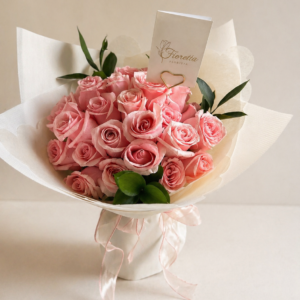 Ramo de 24 rosas rosadas envuelto en papel elegante estilo premium