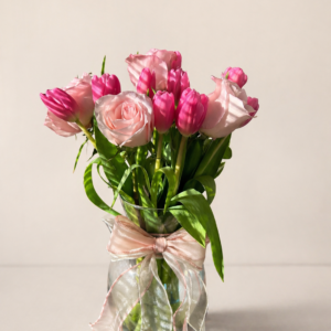 Florero con tulipanes y rosas en tonos rosados