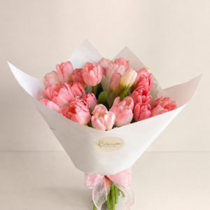 Ramo de 30 tulipanes rosados envueltos en papel elegante estilo premium