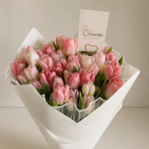 Ramo de 60 tulipanes rosados envueltos en papel elegante estilo premium