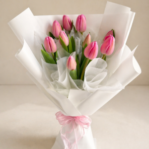 Ramo de 10 tulipanes rosados envueltos en papel elegante estilo premium