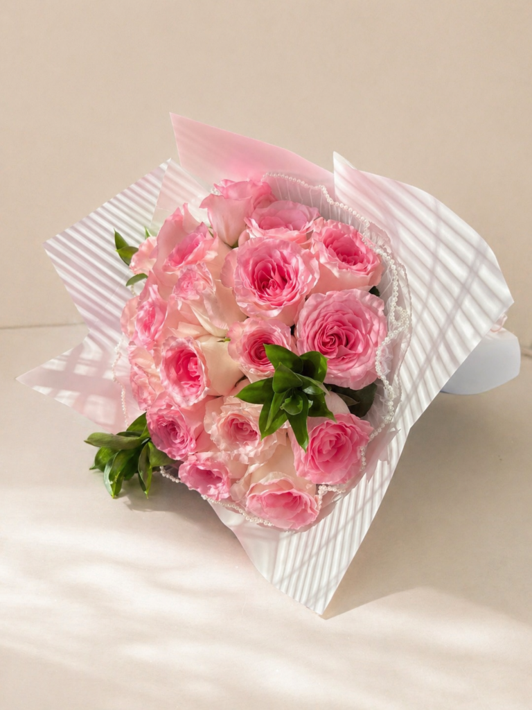 Ramo de 24 rosas rosadas estilo mandala en envoltorio elegante premium