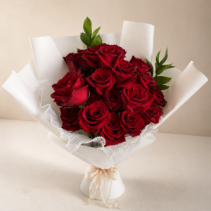 Ramo de 24 rosas rojas envuelto en papel elegante estilo premium