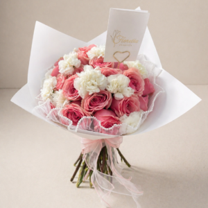 Ramo de 24 rosas rosadas con claveles blancos en envoltorio elegante estilo premium