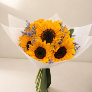 Ramo de 10 girasoles con follaje envuelto en papel elegante estilo premium