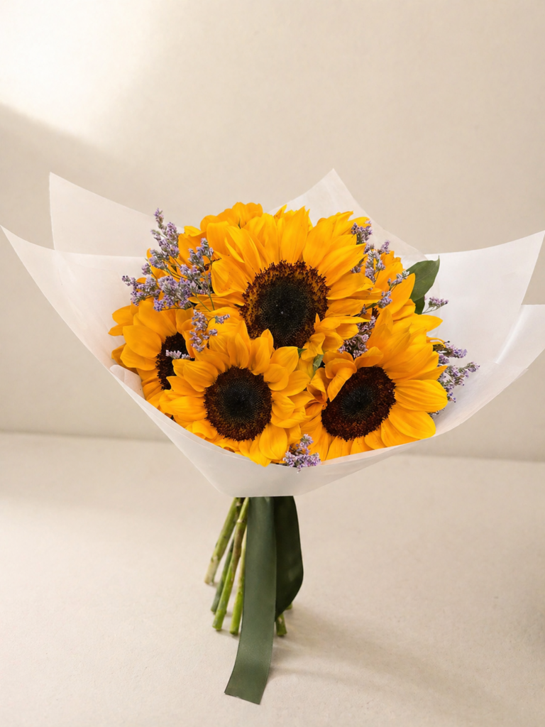 Ramo de 10 girasoles con follaje envuelto en papel elegante estilo premium