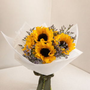 Ramo de 5 girasoles con follaje y detalles sutiles